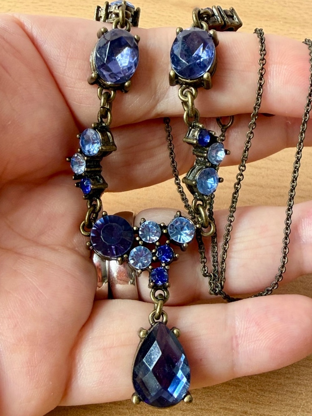 VINTAGE BLUE FACETED RHINESTONES LARIAT NECKLACE PEAR PENDANT LOBSTER LOCK